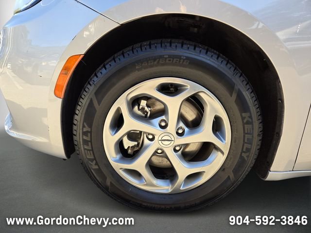 Used 2024 Chrysler Pacifica Limited image 11