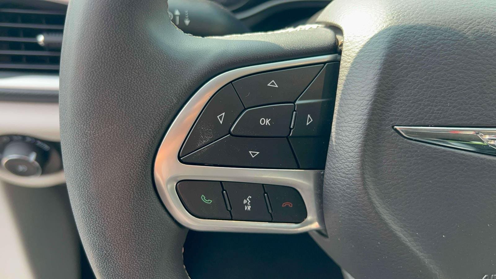 Used 2024 Chrysler Pacifica Limited FWD image 20