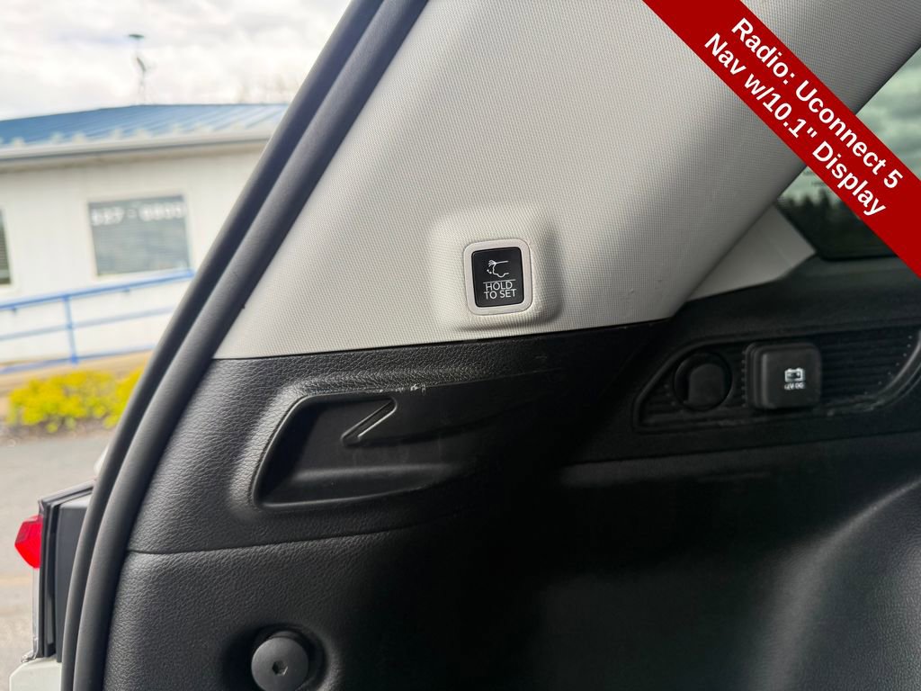 Used 2023 Jeep Grand Cherokee Limited w/ Black Appearance Package AWD/4WD image 37