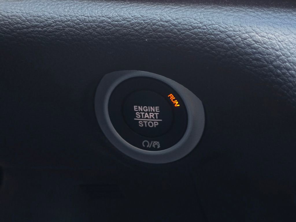 Used 2025 Chrysler Pacifica Limited FWD image 21