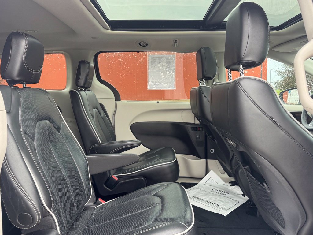 Used 2023 Chrysler Pacifica Limited FWD image 32
