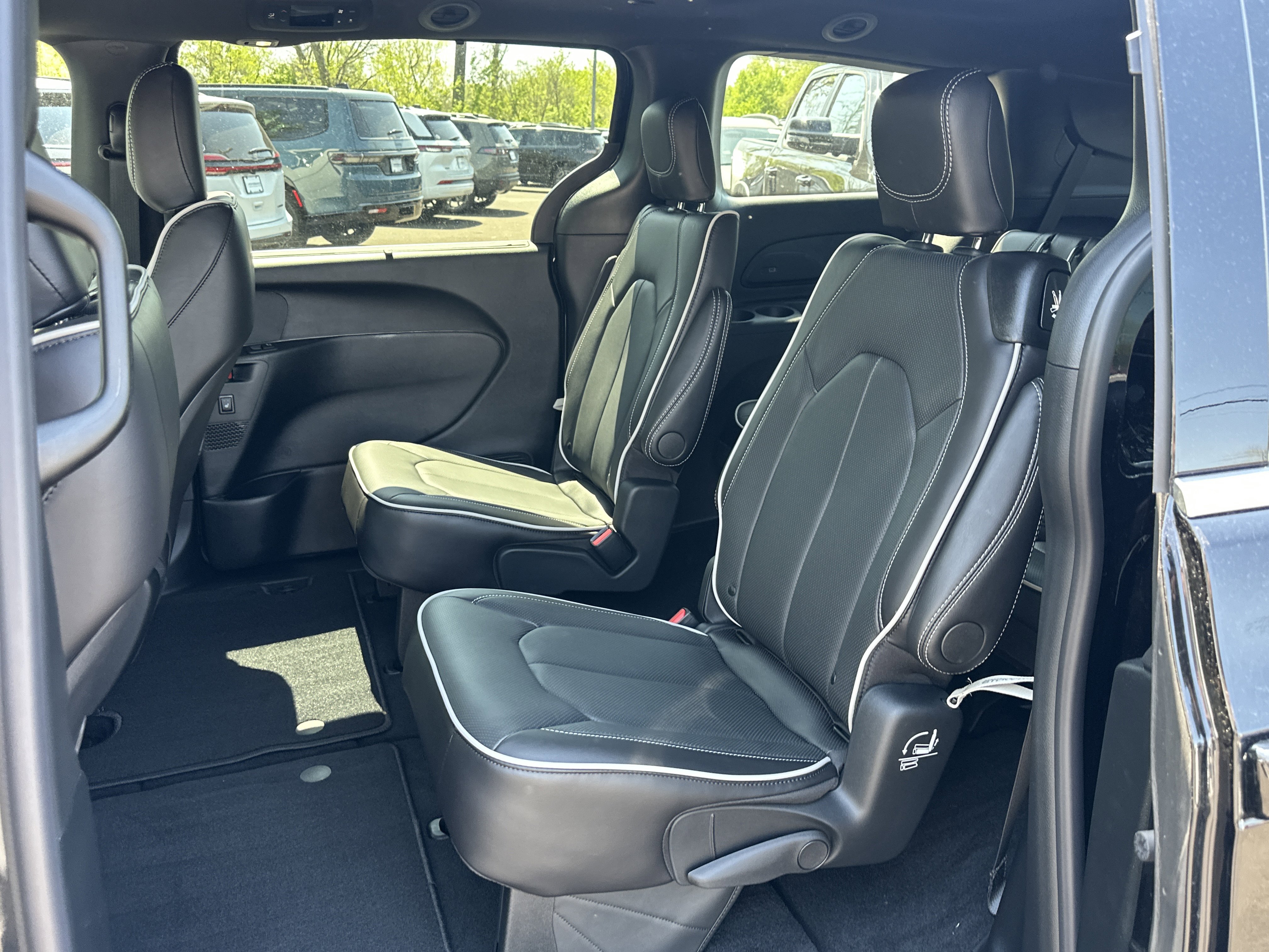 New 2026 Chrysler Pacifica Limited w/ Trailer Tow Group AWD/4WD image 28