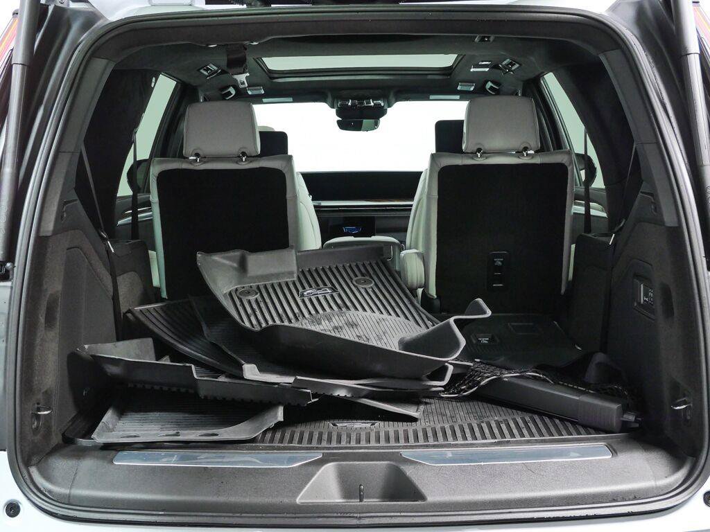 Used 2026 Cadillac Escalade Platinum Sport w/ LPO, ONYX Package AWD/4WD image 32