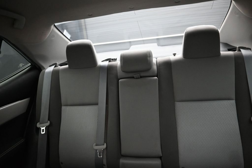 Used 2018 Toyota Corolla LE FWD image 15