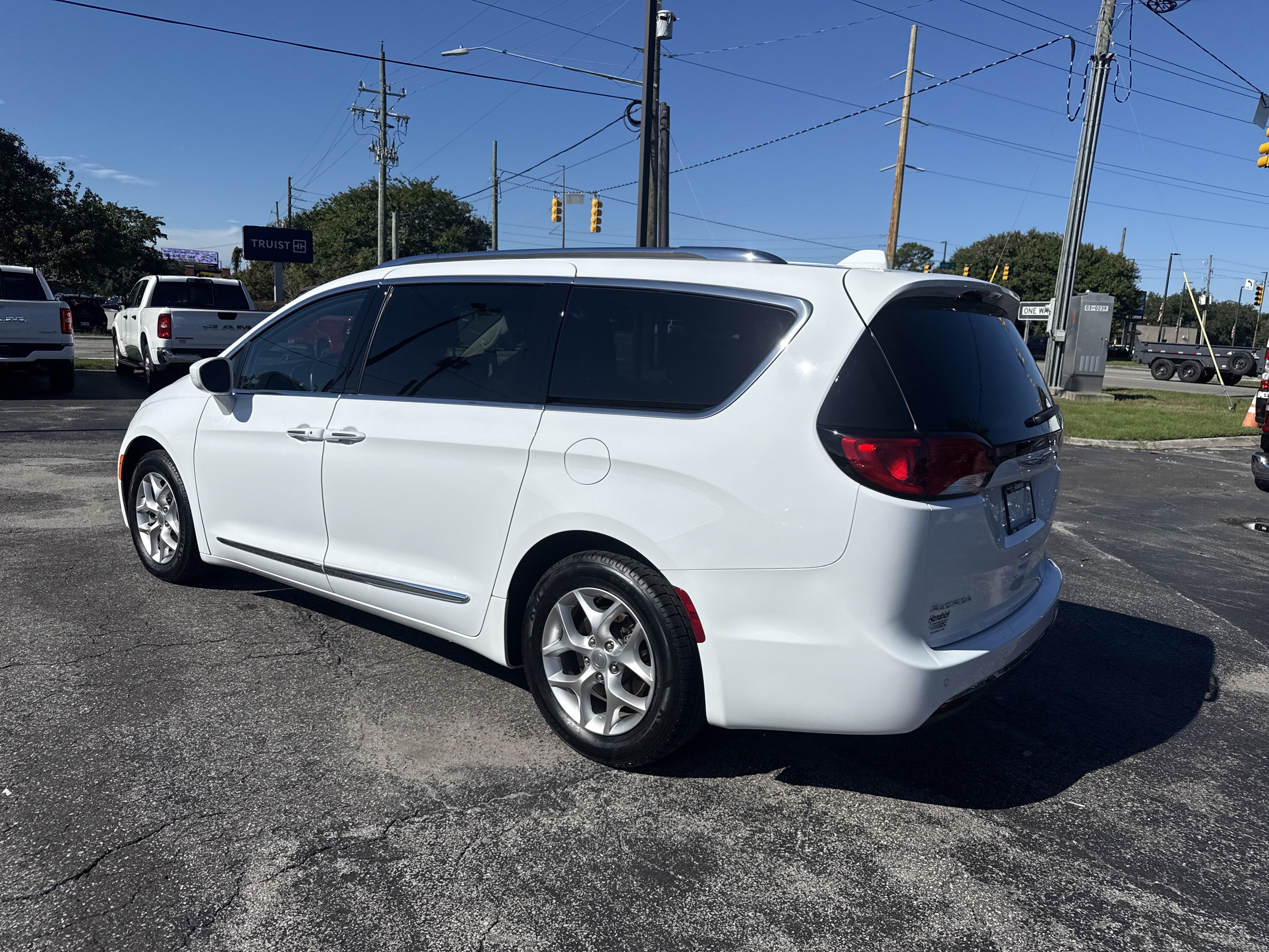 Used 2019 Chrysler Pacifica Touring-L Plus w/ Tire & Wheel Group FWD image 7