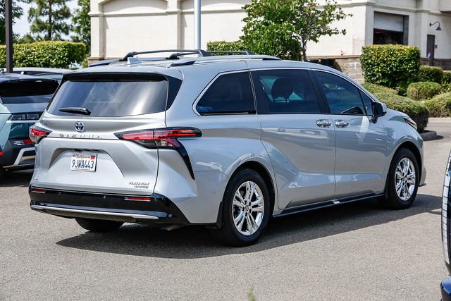 Used 2024 Toyota Sienna Platinum AWD/4WD image 5