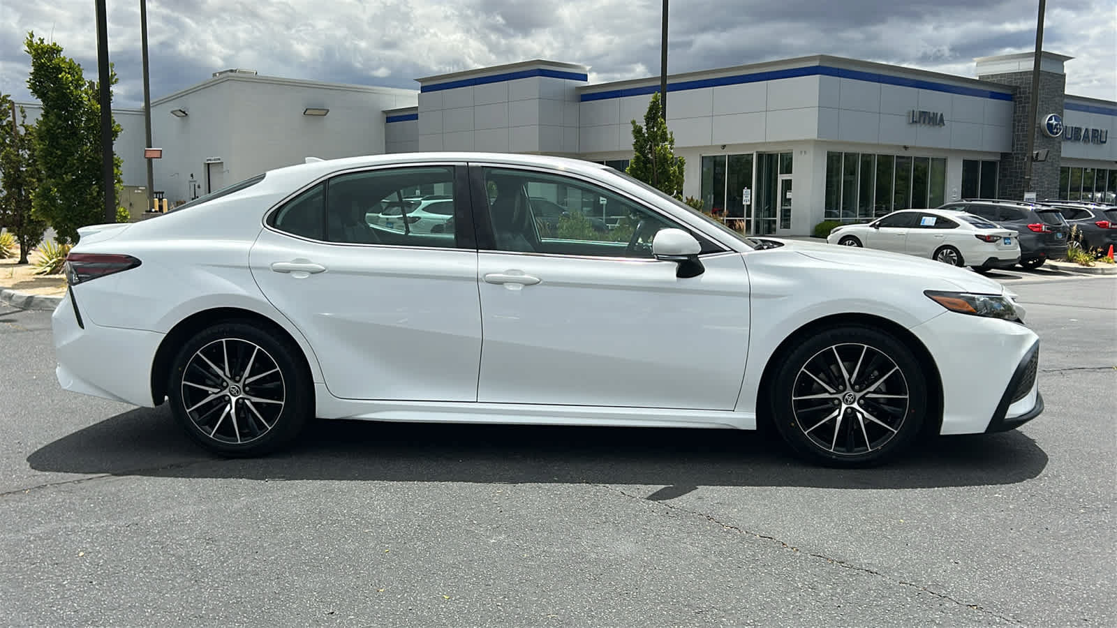 Used 2022 Toyota Camry SE FWD image 4