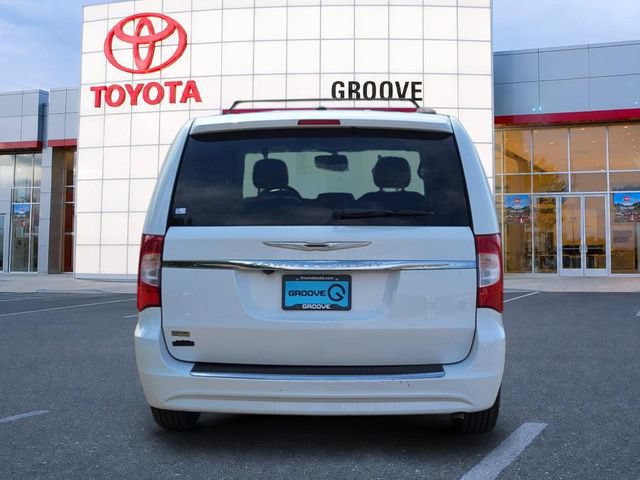 Used 2016 Chrysler Town & Country Touring FWD image 5