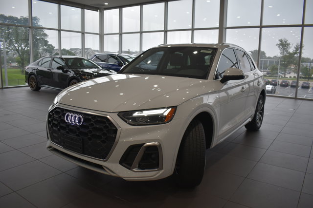 Used 2023 Audi Q5 2.0T Premium Plus w/ Premium Plus Package AWD/4WD image 3