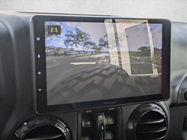 Used 2017 Jeep Wrangler Unlimited Rubicon image 13