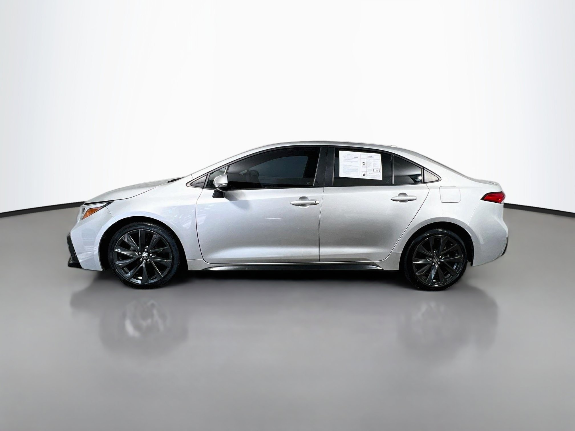 Used 2023 Toyota Corolla SE w/ Carpet Mat Package (TMS) FWD image 9