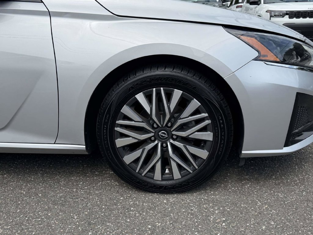 Used 2024 Nissan Altima 2.5 SV FWD image 12
