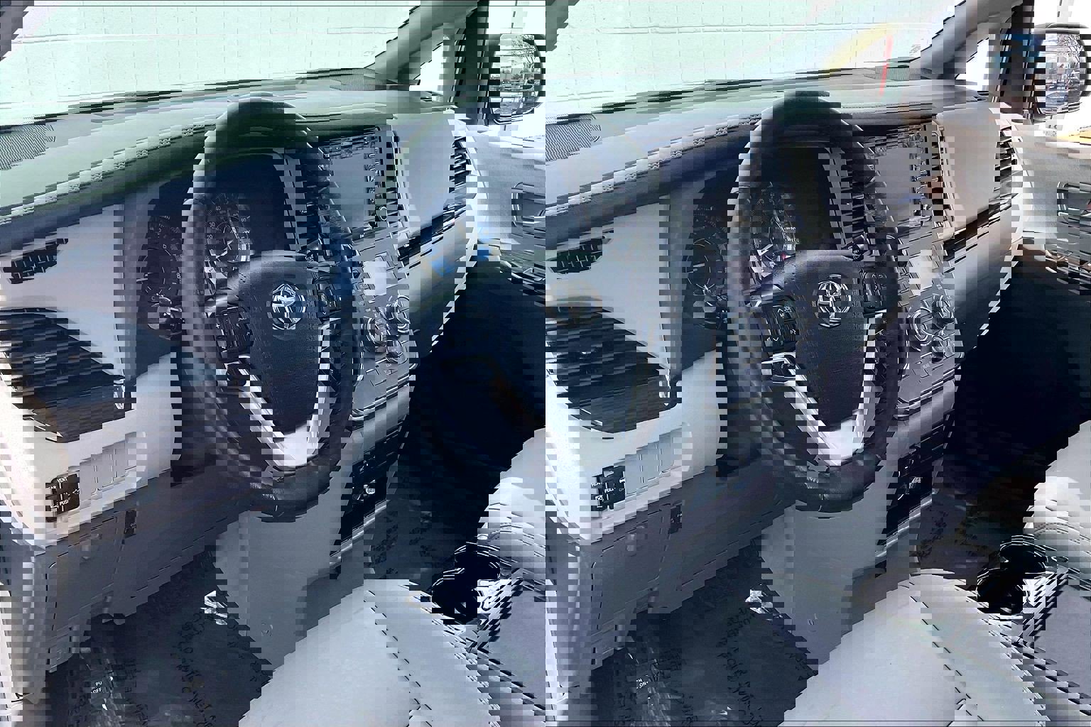 Used 2019 Toyota Sienna XLE image 18