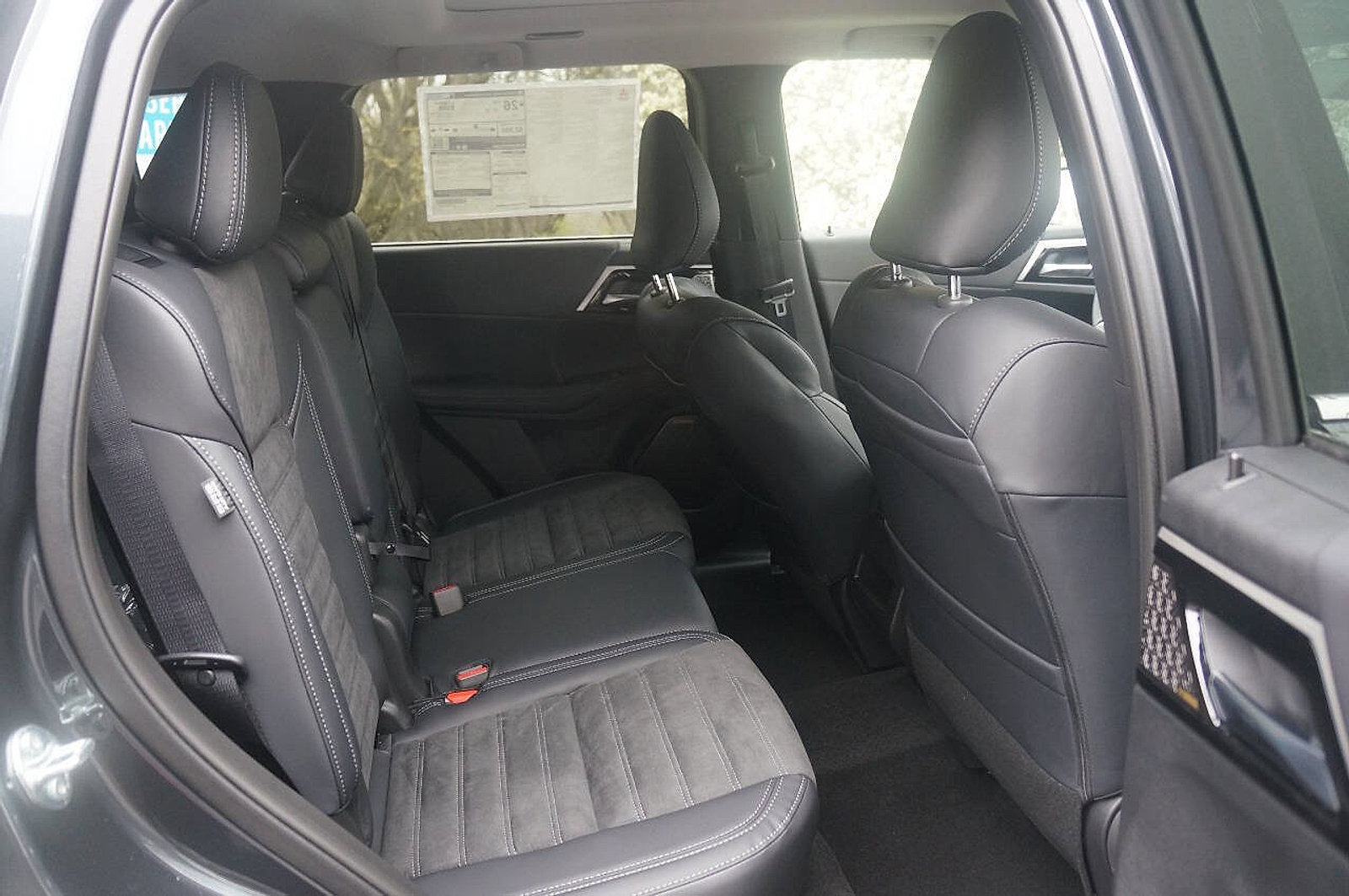 New 2025 Mitsubishi Outlander SE image 22