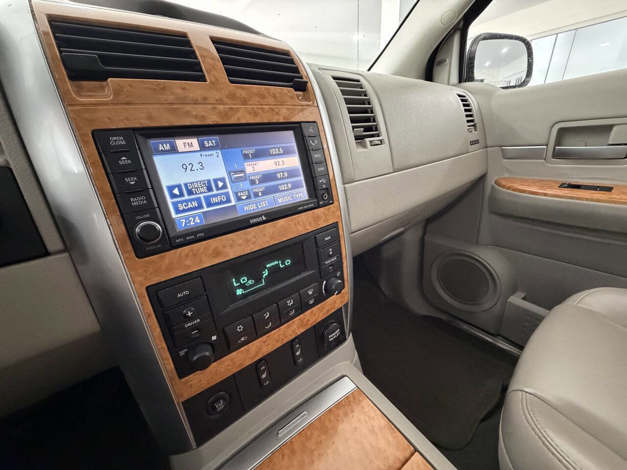 Used 2008 Chrysler Aspen Limited image 28