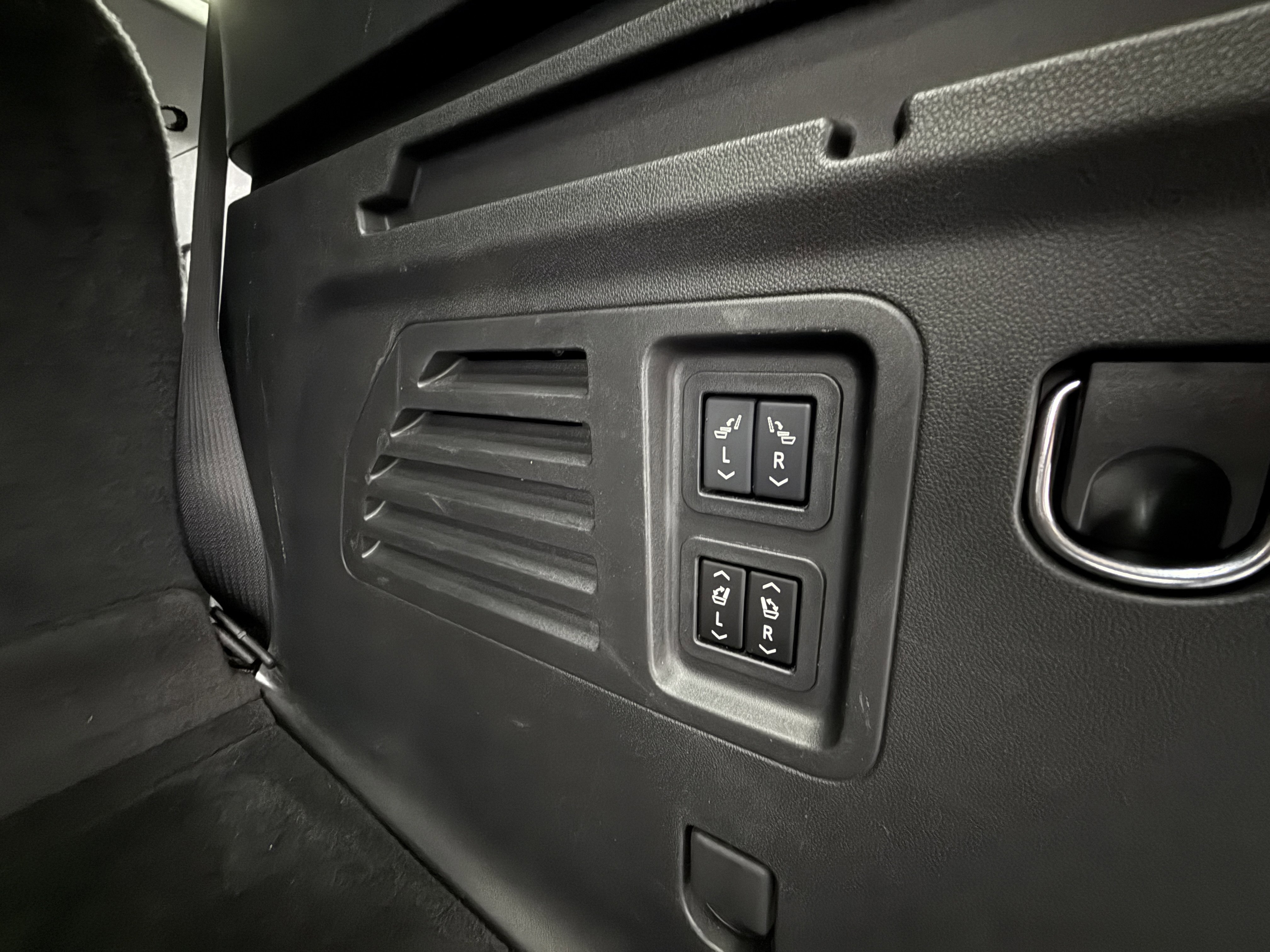 Used 2024 Chevrolet Traverse RS image 32