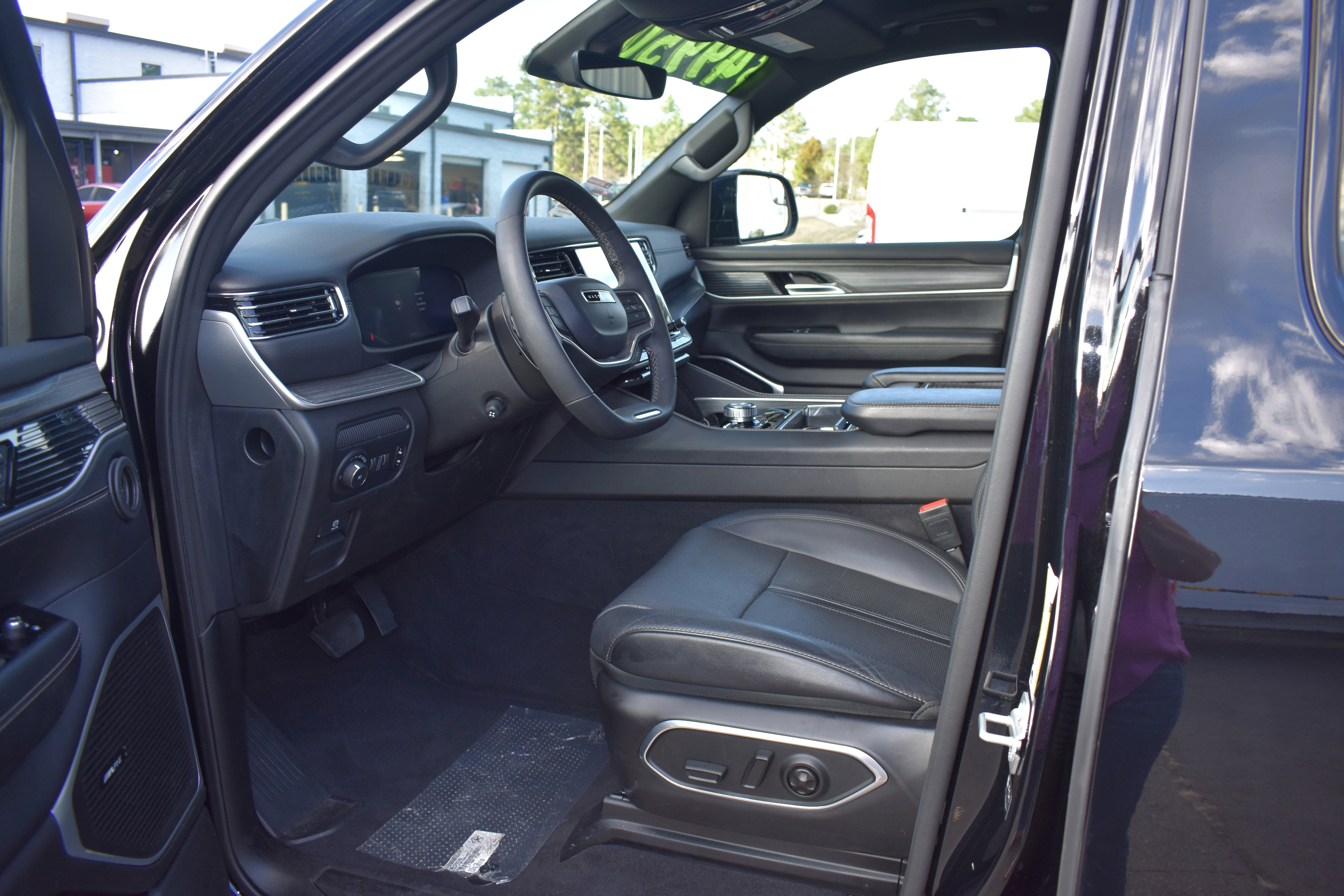 Used 2024 Jeep Wagoneer L Series II w/ Premium Group I image 12