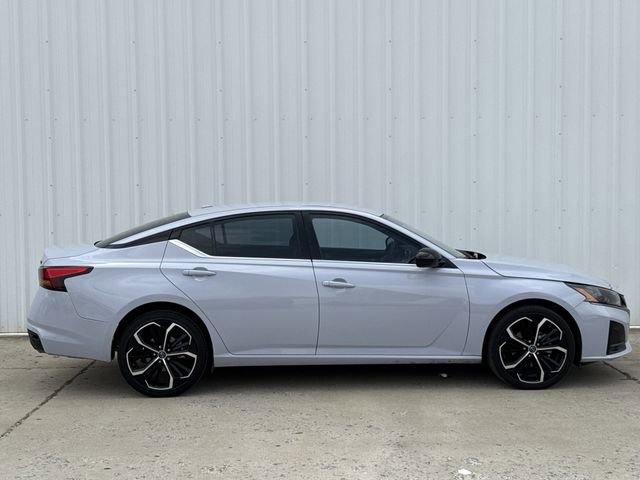 Used 2024 Nissan Altima 2.5 SR AWD/4WD image 3