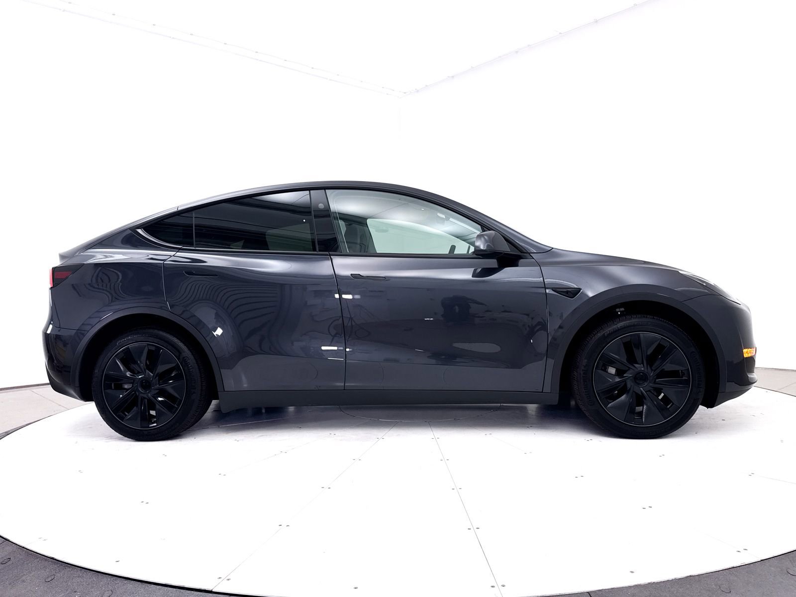 Used 2024 Tesla Model Y Long Range RWD image 39