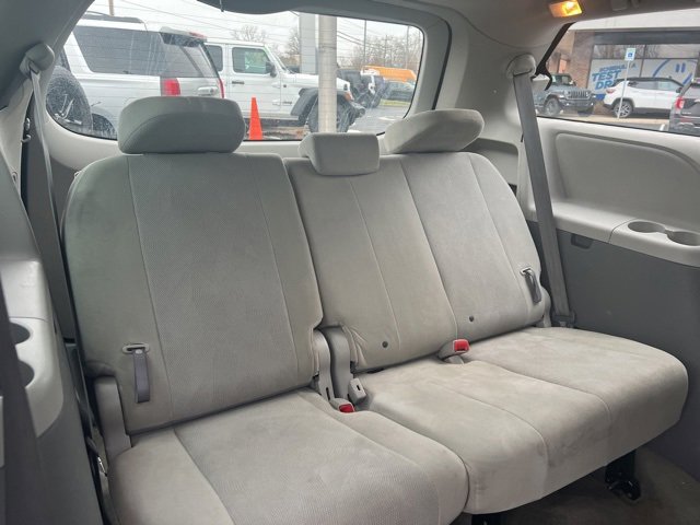 Used 2013 Toyota Sienna L image 18