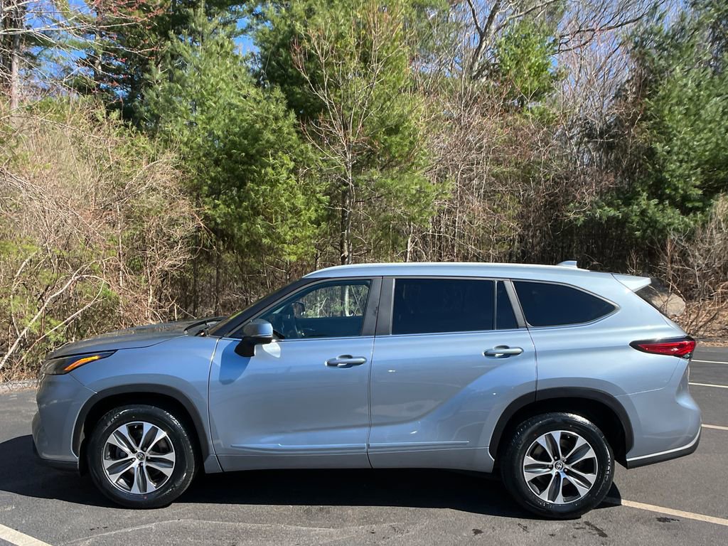 Used 2023 Toyota Highlander XLE image 2
