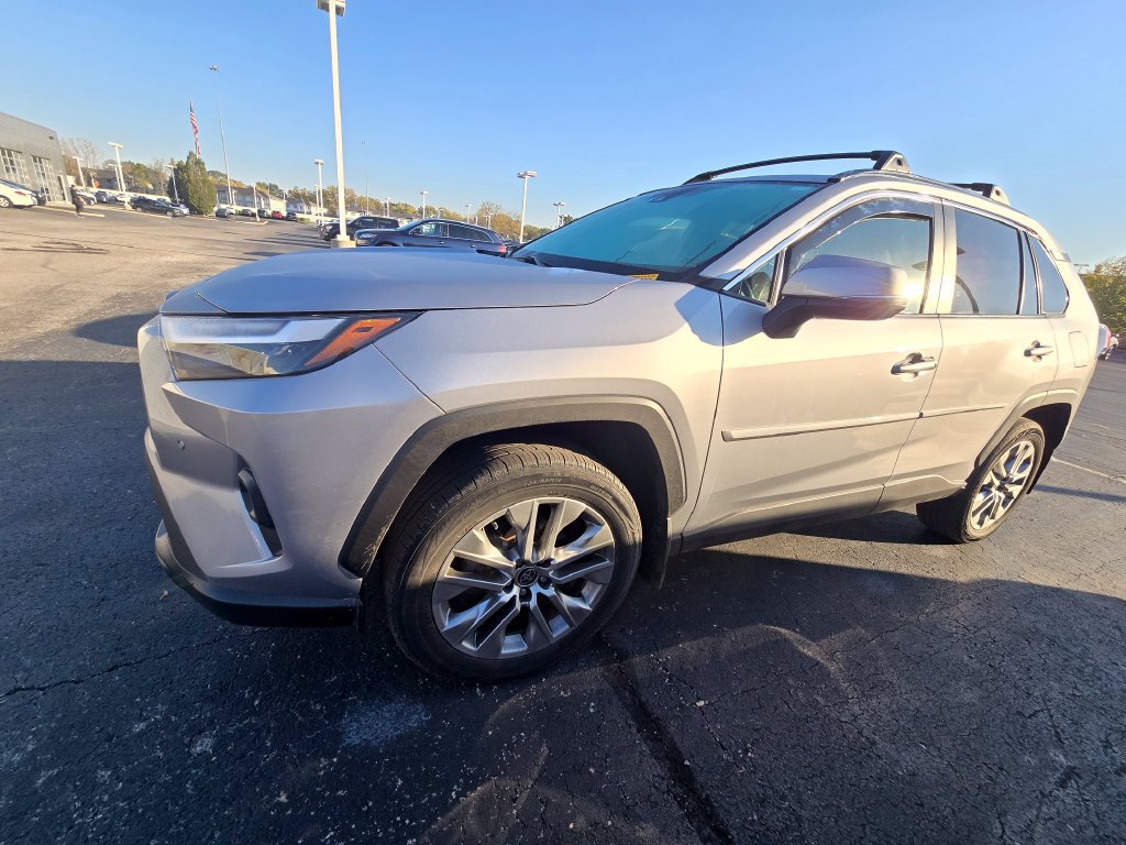 Used 2022 Toyota RAV4 XLE Premium AWD/4WD image 5