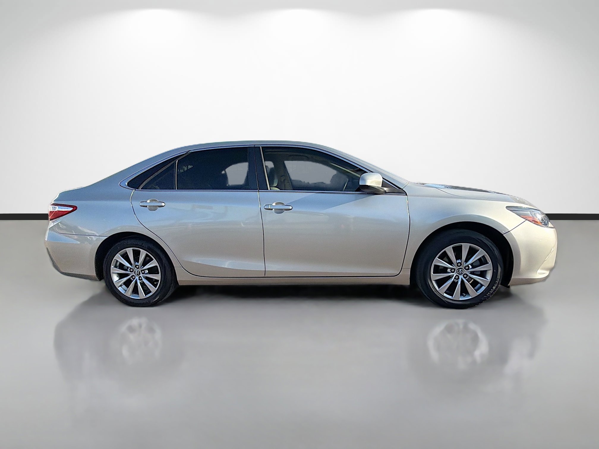 Used 2017 Toyota Camry XLE FWD image 2