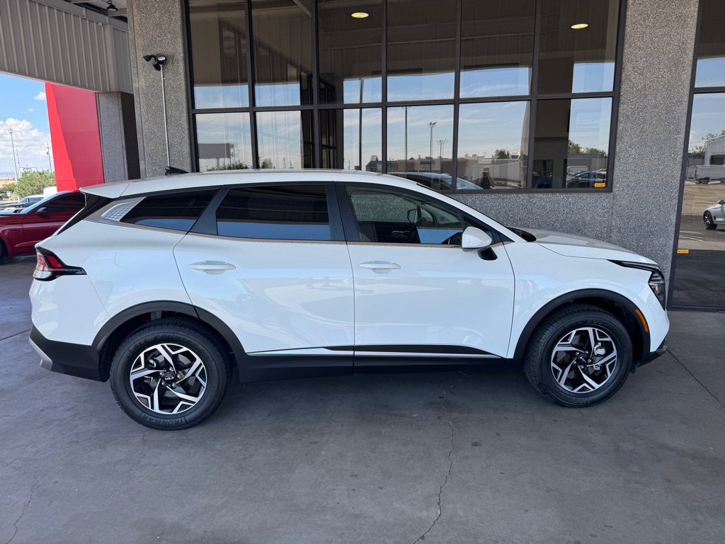 Used 2024 Kia Sportage LX image 3