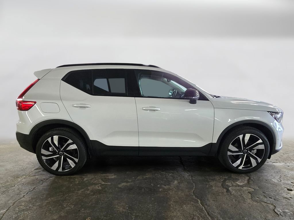 Certified 2024 Volvo XC40 B5 Plus w/ Protection Package Premier AWD/4WD image 4