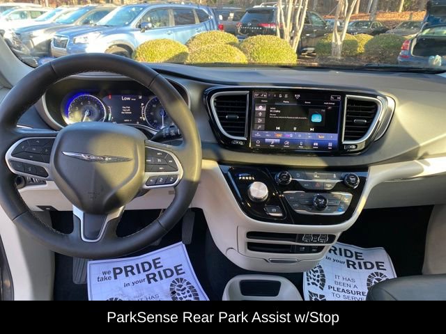 Used 2022 Chrysler Pacifica Touring-L image 16