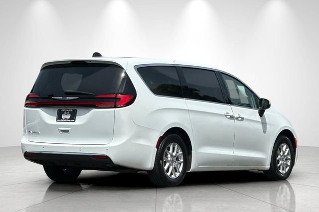 Used 2023 Chrysler Pacifica Touring-L FWD image 4