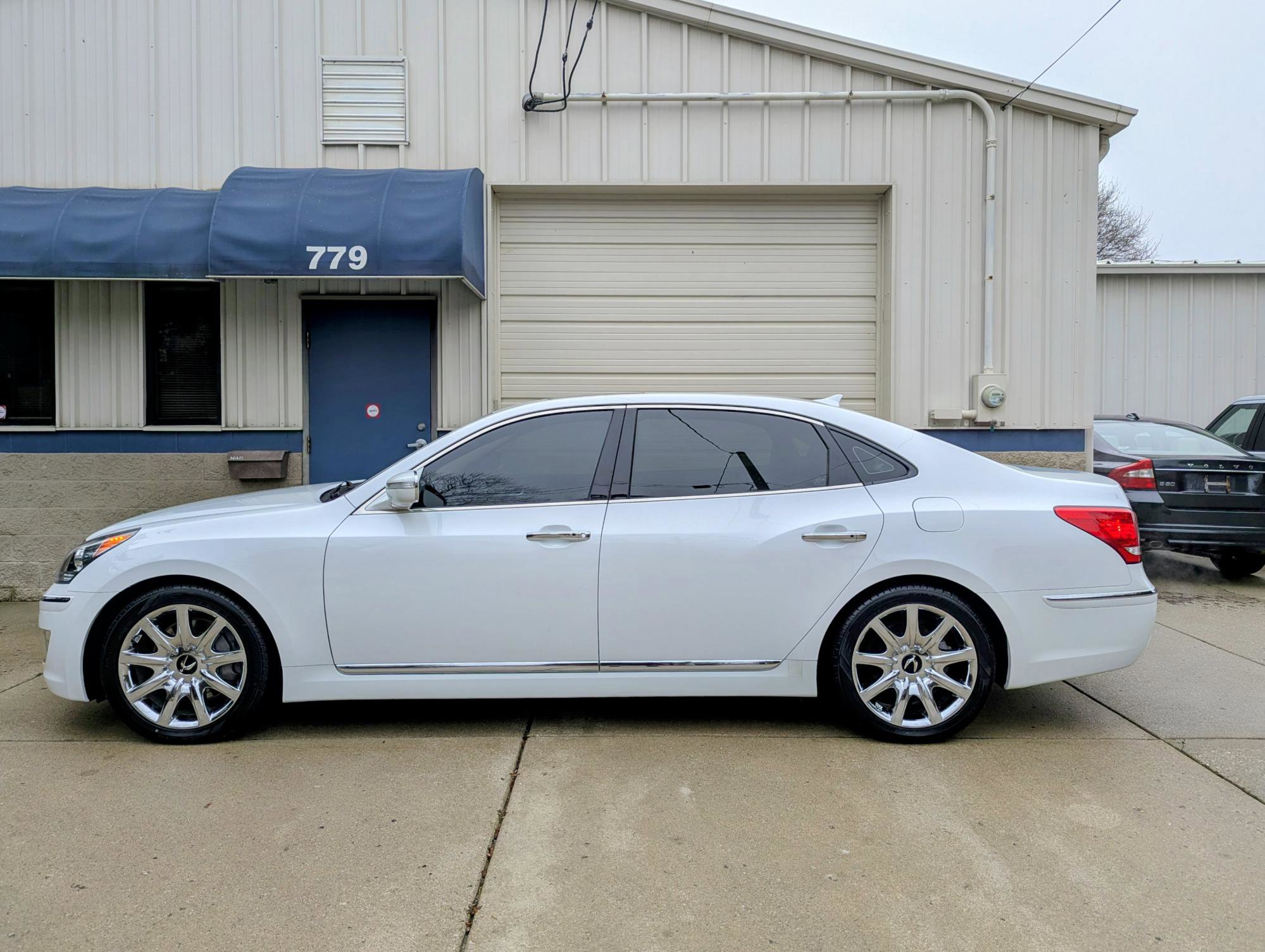 Used 2013 Hyundai Equus Signature RWD image 2