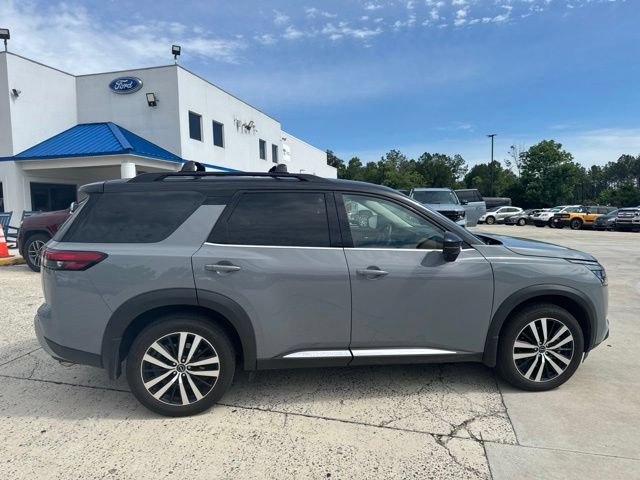 Used 2025 Nissan Pathfinder Platinum FWD image 17