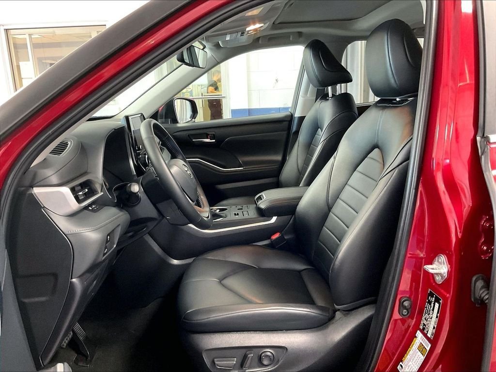 Used 2023 Toyota Highlander XLE AWD/4WD image 10