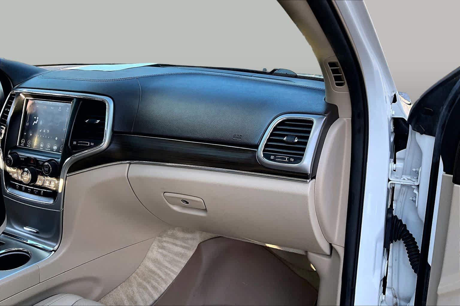 Used 2018 Jeep Grand Cherokee Overland AWD/4WD image 26