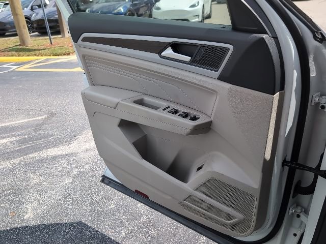 Certified 2022 Volkswagen Atlas SE w/ Black Wheel Package FWD image 22