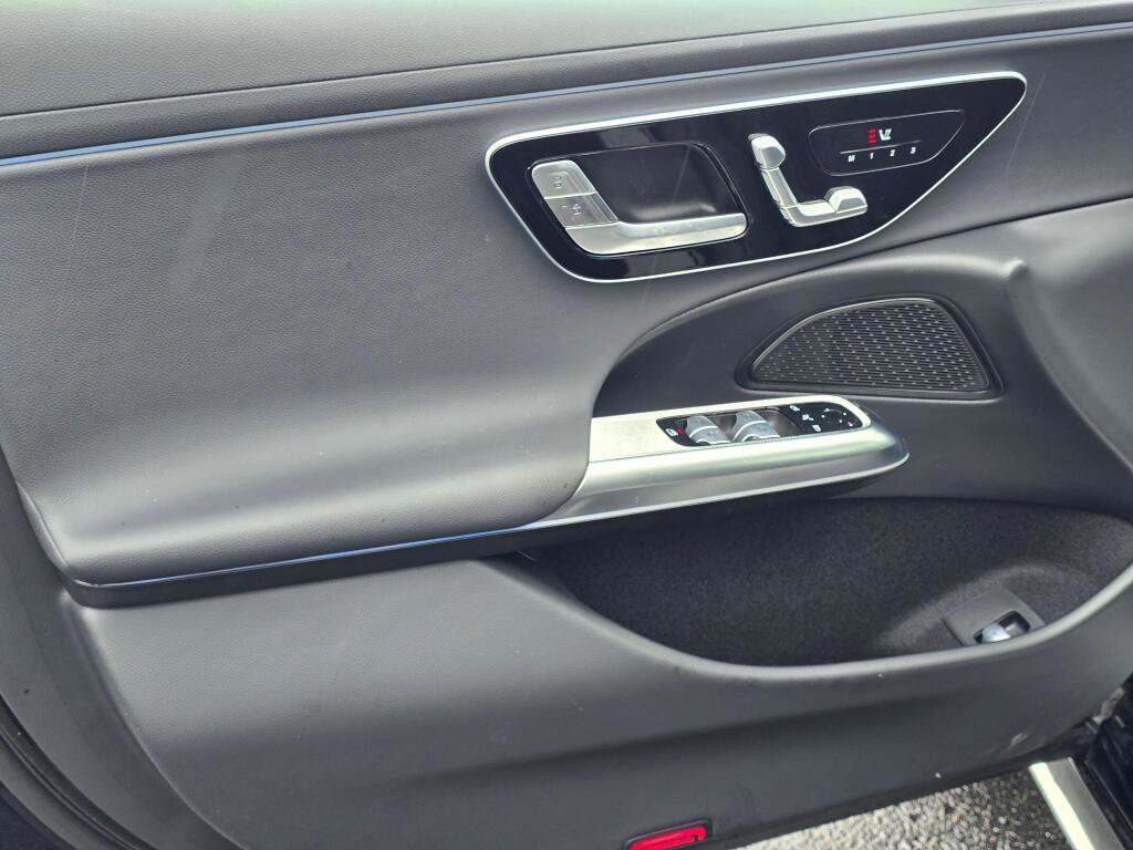 Used 2025 Mercedes-Benz E 350 4MATIC Sedan image 35