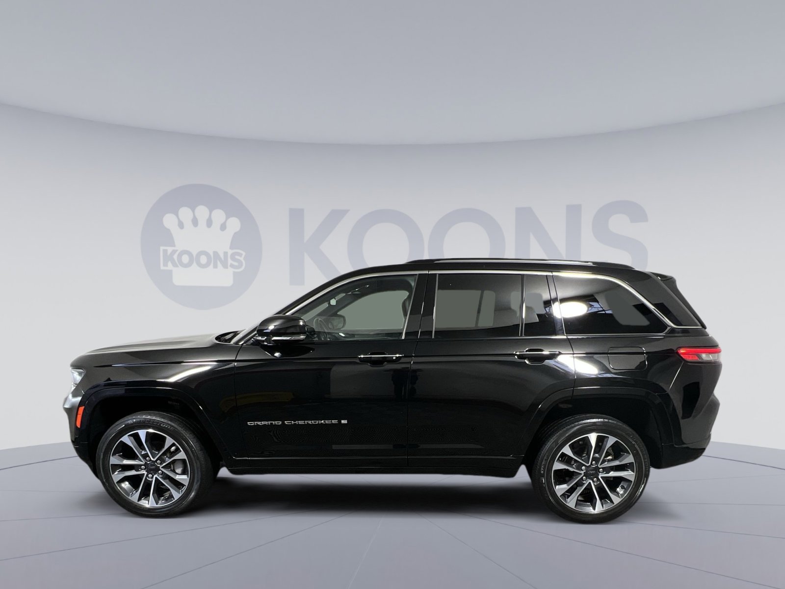 Used 2022 Jeep Grand Cherokee Overland w/ Luxury Tech Group IV image 2