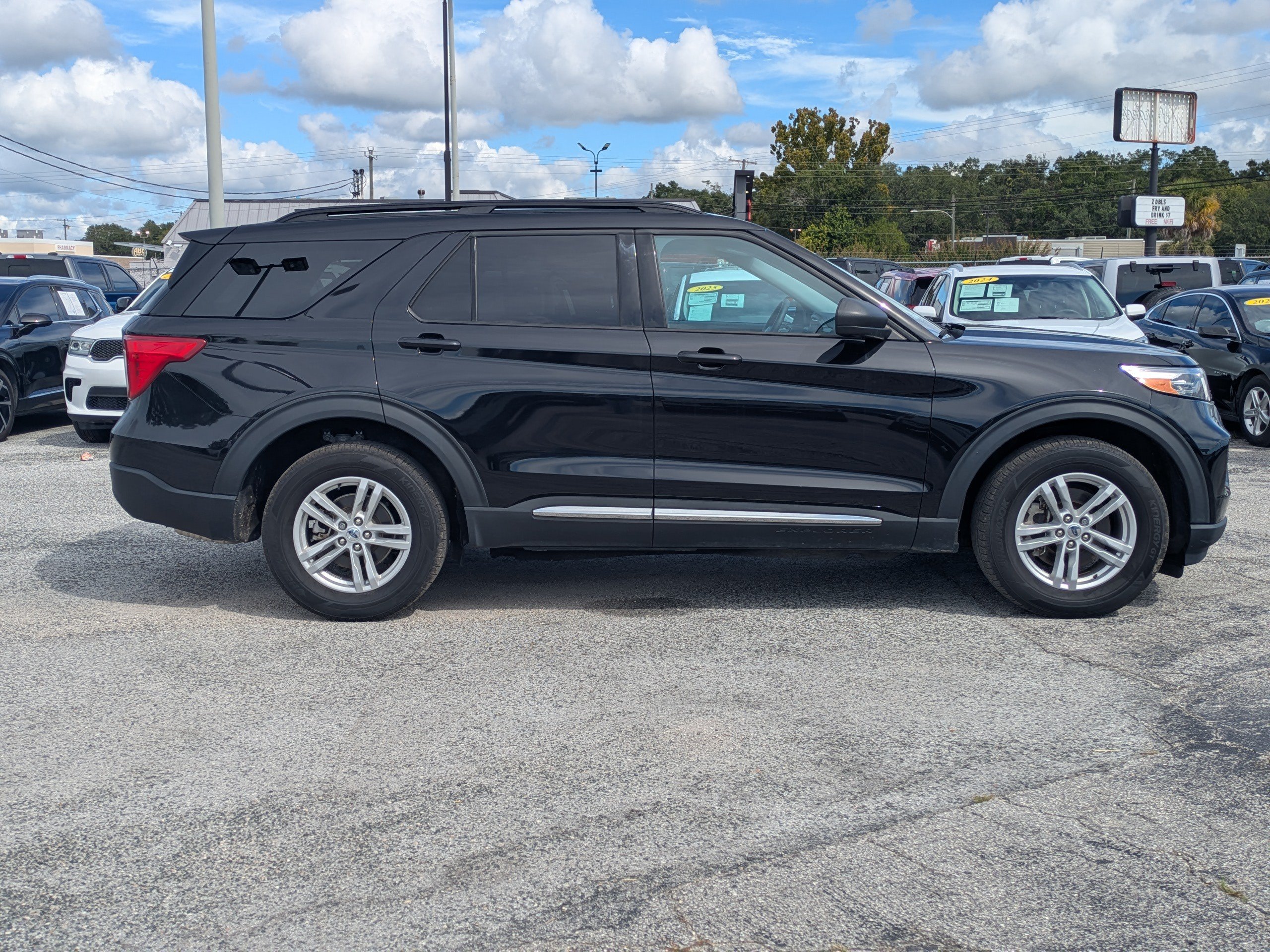 Used 2024 Ford Explorer XLT AWD/4WD image 3