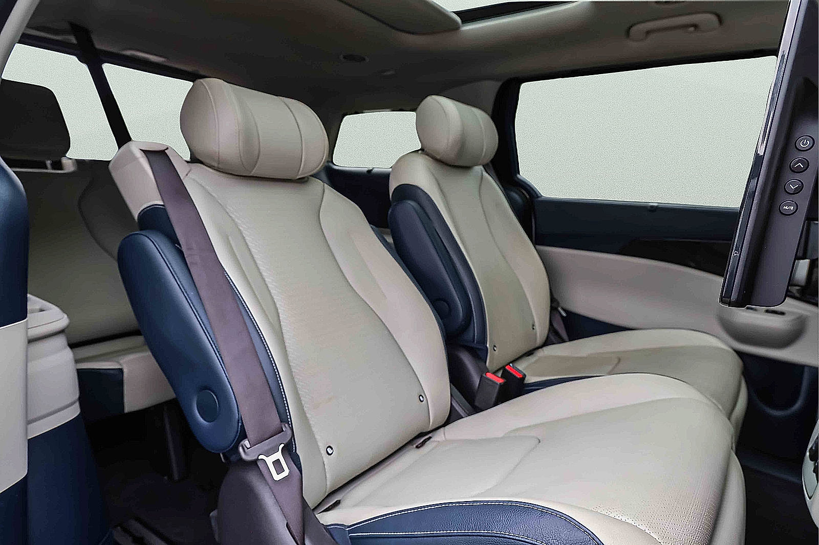 Certified 2025 Kia Carnival SX Prestige FWD image 26