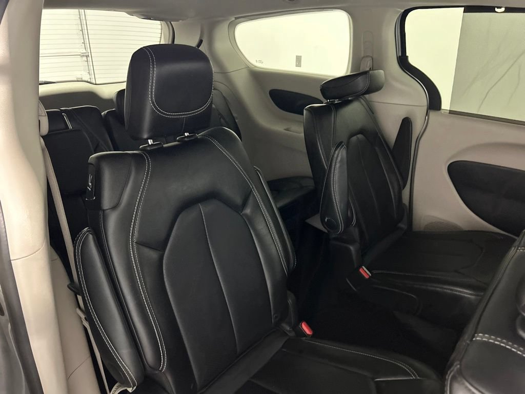 Used 2024 Chrysler Pacifica Touring-L FWD image 19