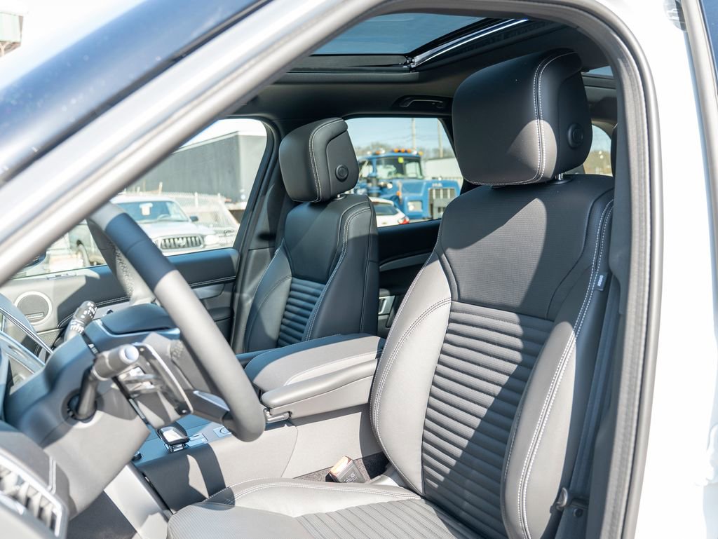 New 2025 Land Rover Discovery Dynamic SE image 19