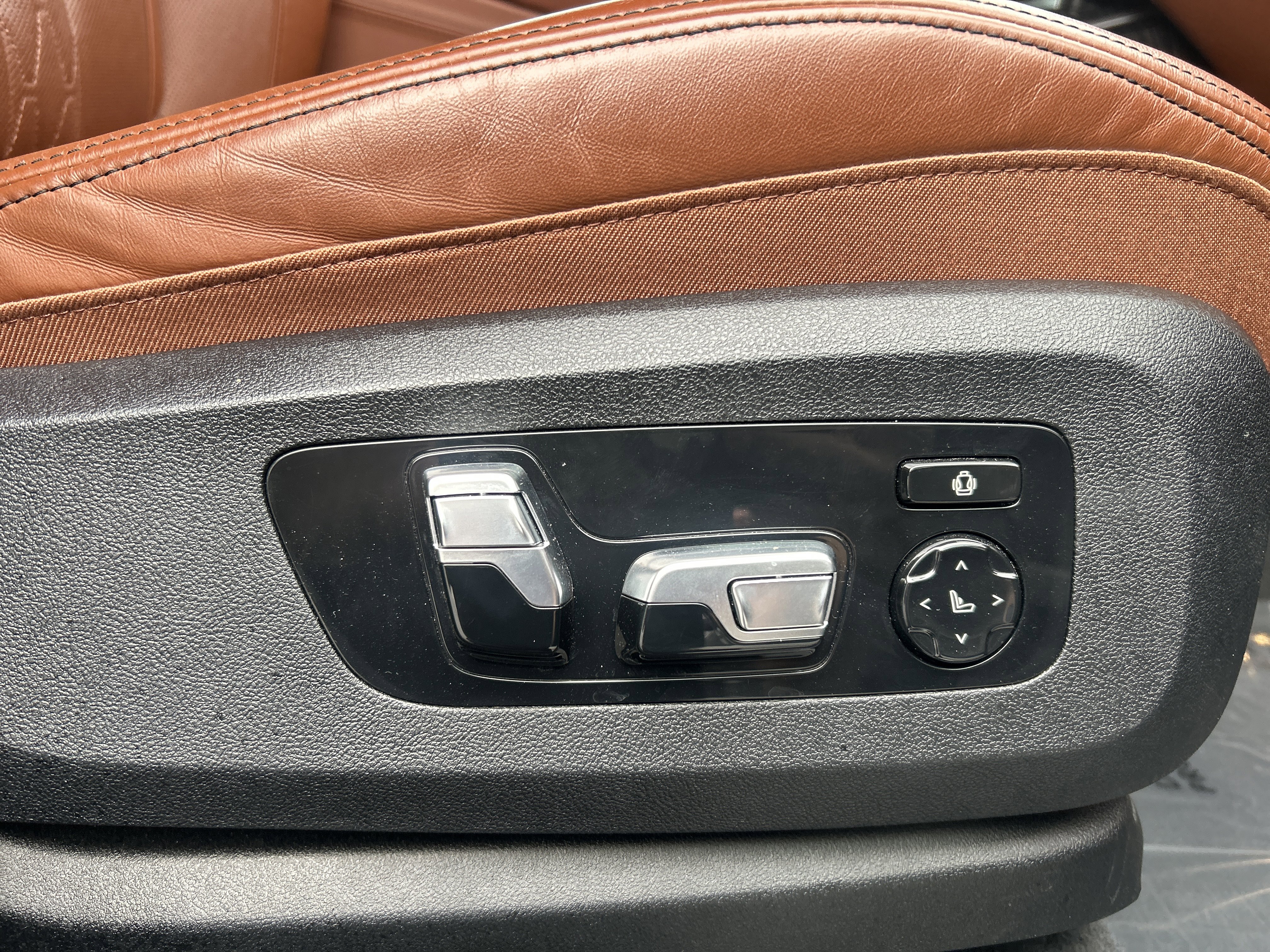 Used 2023 BMW X7 M60i w/ Executive Package image 30