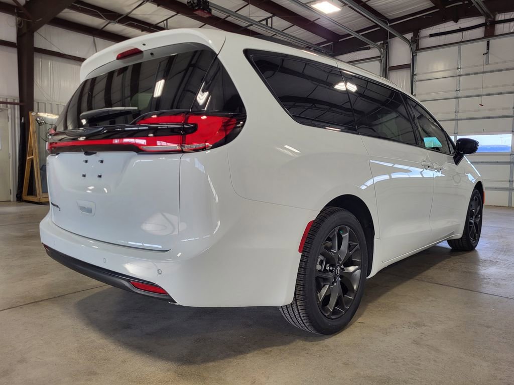 New 2026 Chrysler Pacifica Select w/ S Appearance Package image 5