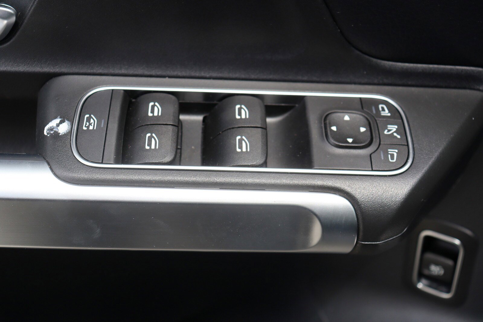 Used 2024 Mercedes-Benz GLB 250 w/ Driver Assistance Package image 25