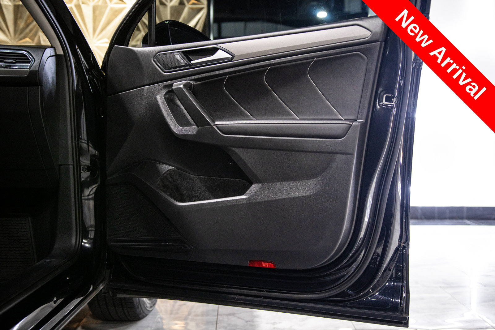 Used 2024 Volkswagen Tiguan SE AWD/4WD image 28