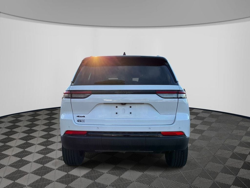 Used 2022 Jeep Grand Cherokee Altitude AWD/4WD image 6