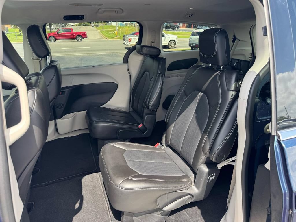Used 2023 Chrysler Pacifica Touring-L FWD image 17