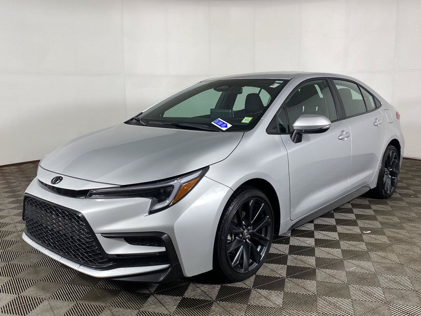 Used 2026 Toyota Corolla SE w/ SE Package FWD image 2