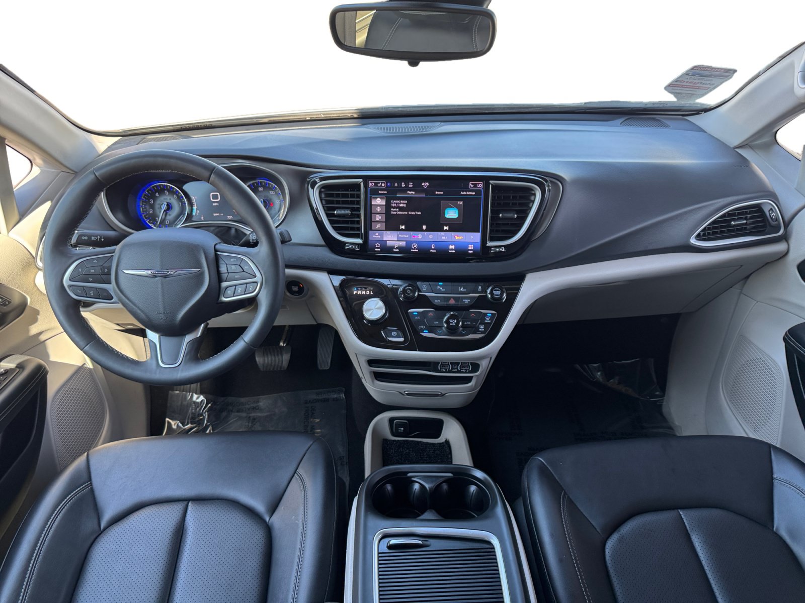 Used 2024 Chrysler Pacifica Touring-L FWD image 10